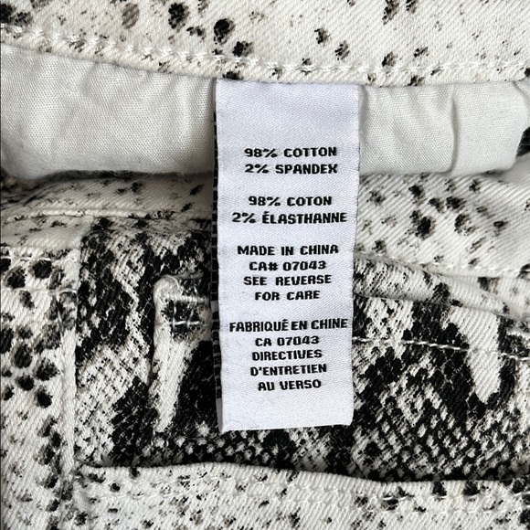 ASHLEY MASON NWOT Snakeskin Print Mid Rise Cropped Flared Denim Jeans, Size 11 - Picture 8 of 9
